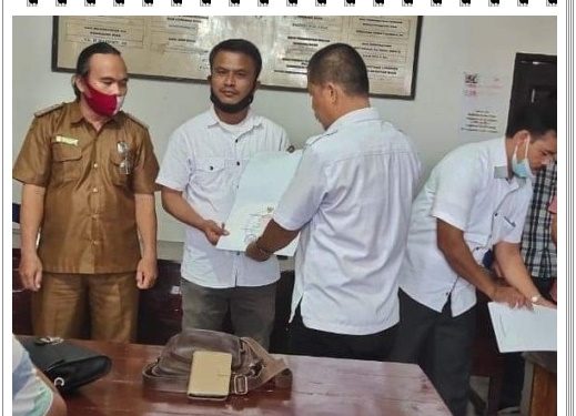 Piagam Penghargaan dari Kementrian Diserahkan Kadis Pemerdayaan Masyarakat dan Desa Kab. Nisel