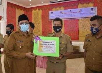 Hendri Septa Serahkan Dana Operasional Bagi RT dan RW
