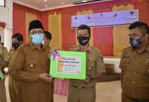 Hendri Septa Serahkan Dana Operasional Bagi RT dan RW
