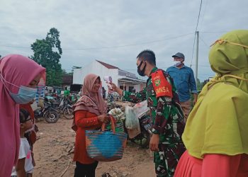 Terapkan Disiplin Protokol Kesehatan, Babinsa Cek Suhu Badan Binaan