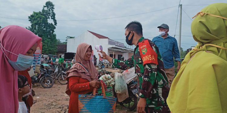 Terapkan Disiplin Protokol Kesehatan, Babinsa Cek Suhu Badan Binaan