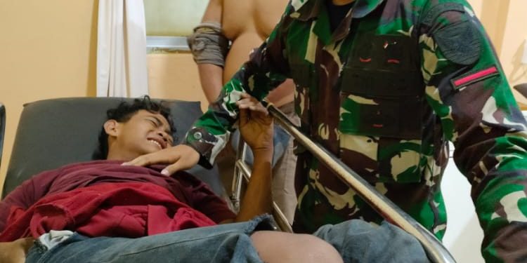 Anggota Kodim Sigap Tolong Korban Kecelakaan