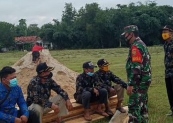 Babinsa Fajar Baru Bansos Bersama Perangkat Desa Laksanakan Komunikasi Sosial