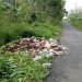 Sampah Yang Menumpuk di Pinggir Jalan Poros Jayaloka, Menimbulkan Bau Tak Sedap.