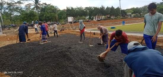 Gotong Royong Sudah Jadi Rutinitas Bagi Warga Gedung Boga Guna Membangun Desanya