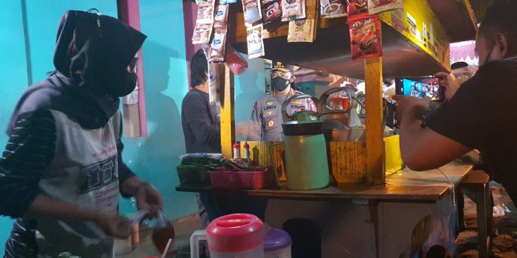 Malam-malam, Kapolri Blusukan di Solo Bagi-bagi Sembako ke Warga dan Pedagang Angkringan