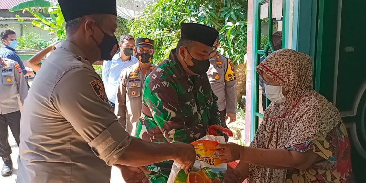 Dandim 0431/Babar bersama Kapolres Berikan Bansos Sembako Covid19 TNI – POLRI di Wilayah Babar