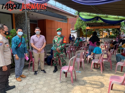 Babinsa Patroli PPKM Level IV, Imbau Masyarakat Segera Divaksin