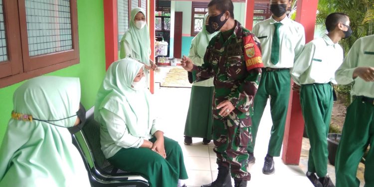 Babinsa Koramil 431-02/Muntok Monitoring Vaksinasi Tahap I bagi Pelajar MAN 1 Muntok