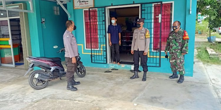 Babinsa Koramil 431-01/Jebus bersama Tim Satgas Covid19 Bagikan Masker Gratis