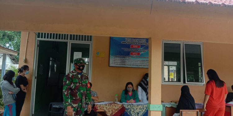 Babinsa Koramil 431-02/Muntok Laksanakan Penyaluran Obat Serta Sosialisasikan Vaksinasi