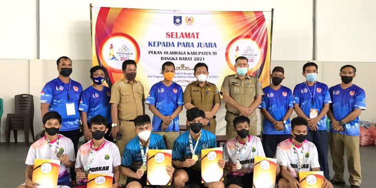 Raih 3 Emas, Kelapa Dinobatkan Juara Umum Cabor Bulutangkis