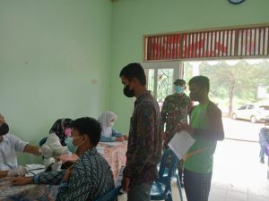 Babinsa Koramil 431-01/Jebus Monitoring Vaksinasi Tahap I Pelajar SMKN 1 Parittiga