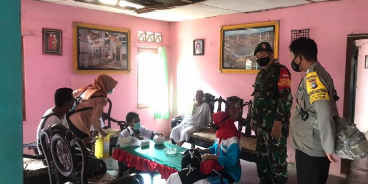 Babinsa Monitoring Vaksinasi Tahap I dan II di Desa Tempilang