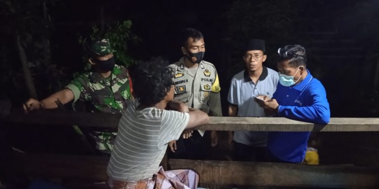 Ingin Kekebalan Tubuh Warganya Tetap Ada, Bhabinkamtibmas Lakukan Pendataan Kepada Warga Yang Belum Vaksin
