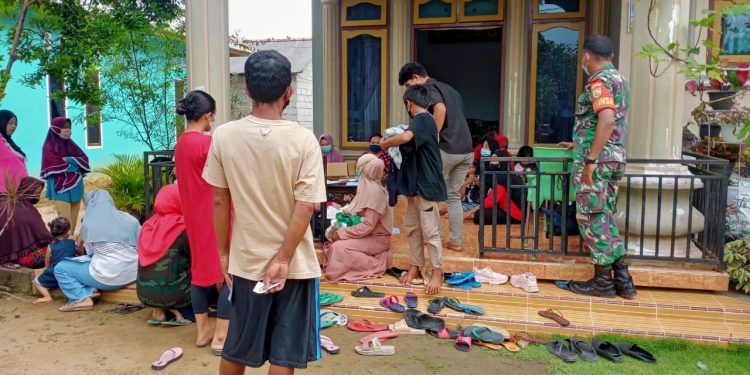 Dampingi Vaksinasi, Babinsa Koramil 431-01/Jebus Reri Rasa Aman dan Nyaman