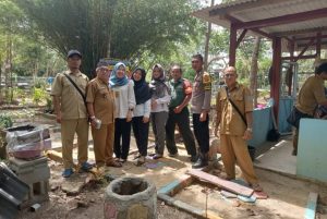 Babinsa Koramil 431-01/Jebus dan Kades Tinjau Edukasi di Desa Sinar Manik