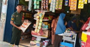 Babinsa Koramil 431-03/Kelapa Update Harga Sembako di Pasar Tempilang
