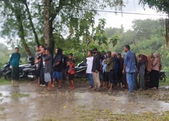 Warga Desa Montong Ajan Geruduk Kantor Desa Tidak Menerima Kadus Di Berhentikan