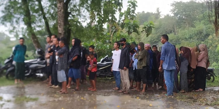 Warga Desa Montong Ajan Geruduk Kantor Desa Tidak Menerima Kadus Di Berhentikan