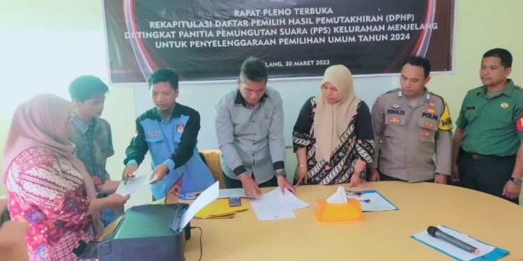 Babinsa Koramil 431-02/Mentok Menghadiri Rapat Pleno Terbuka Rekapitulasi DPHP Tingkat Kelurahan Menjelang