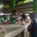 Pantau Harga dan Stok Ayam di Pasar, Babinsa Koramil 431-02/Mentok Komsos Dengan Pedagang Ayam