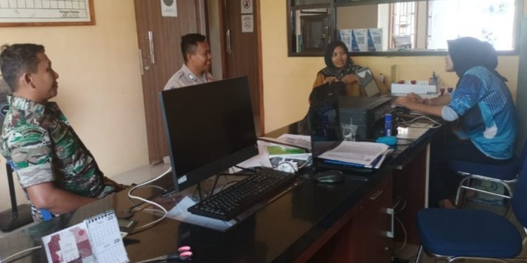 Babinsa Koramil 431-02/Mentok Komsos di Desa Binaan bersama Bhabinkamtibmas