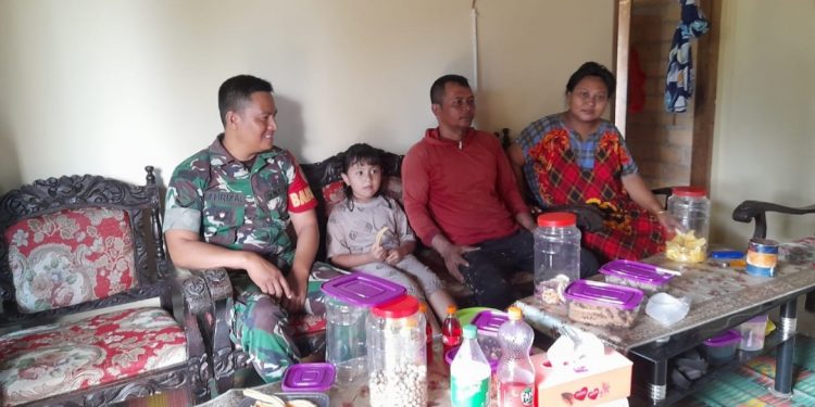 Jalin Silahturahmi, Babinsa Koramil 431-02/Mentok Komsos di Desa Binaan