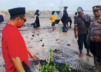 AKP Kasmandar Subekti Turun Langsung Temui Warga di Pesisir Pantai Selat Malaka