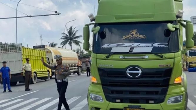 Ditlantas Polda Riau Tilang Puluhan Kendaraan Odol dan Temukan SIM Palsu