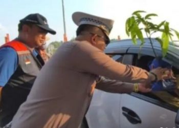 Sambut Hari Bhayangkara ke- 79, Dirlantas Polda Riau dan PT Hutama Karya Tebar Pohon Kepedulian Pintu Tol