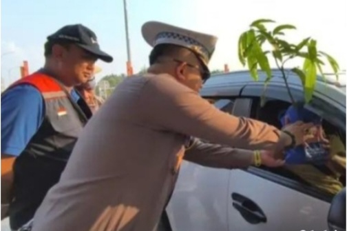 Sambut Hari Bhayangkara ke- 79, Dirlantas Polda Riau dan PT Hutama Karya Tebar Pohon Kepedulian Pintu Tol