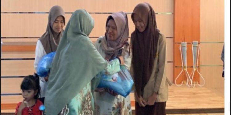 Puncak SMANSAGU Berbagi, Sebanyak 76 Paket Sembako Diserahkan Kepada Wali Murid
